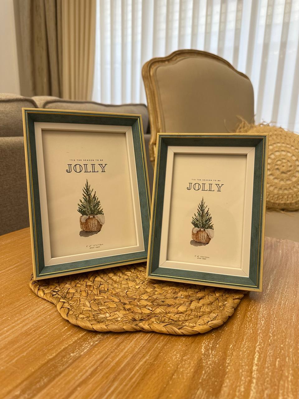 ست قاب عکس کریسمس روی میز چوبی با طرح Jolly
